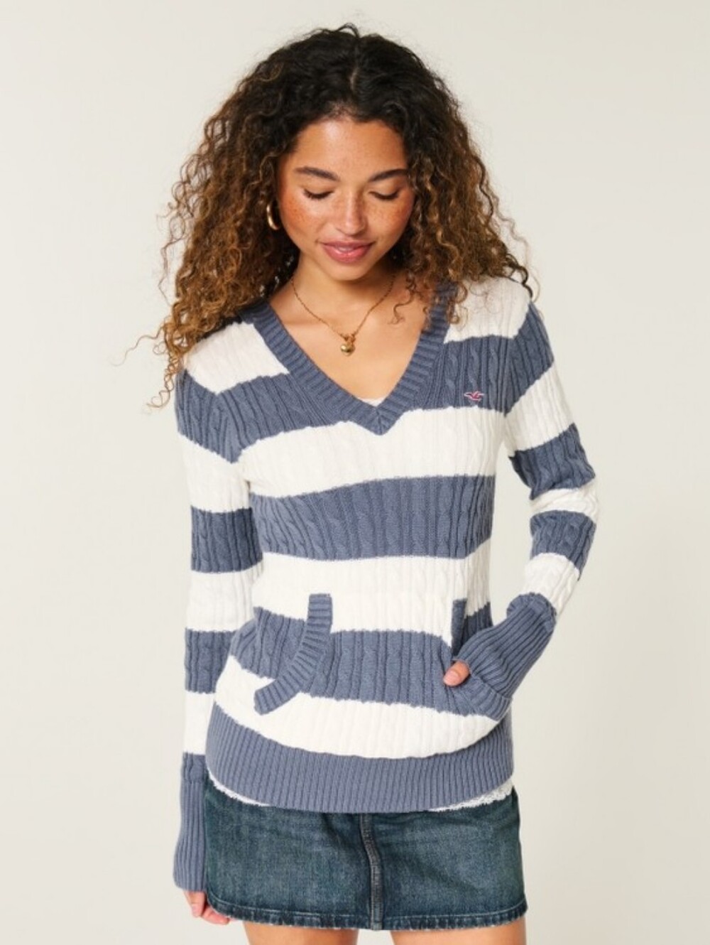 Hollister Blue and White Striped V-Neck Cable Knit Sweater Like New Size L